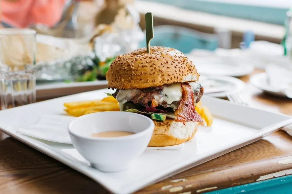 Hamburguesa de angus con pan casero