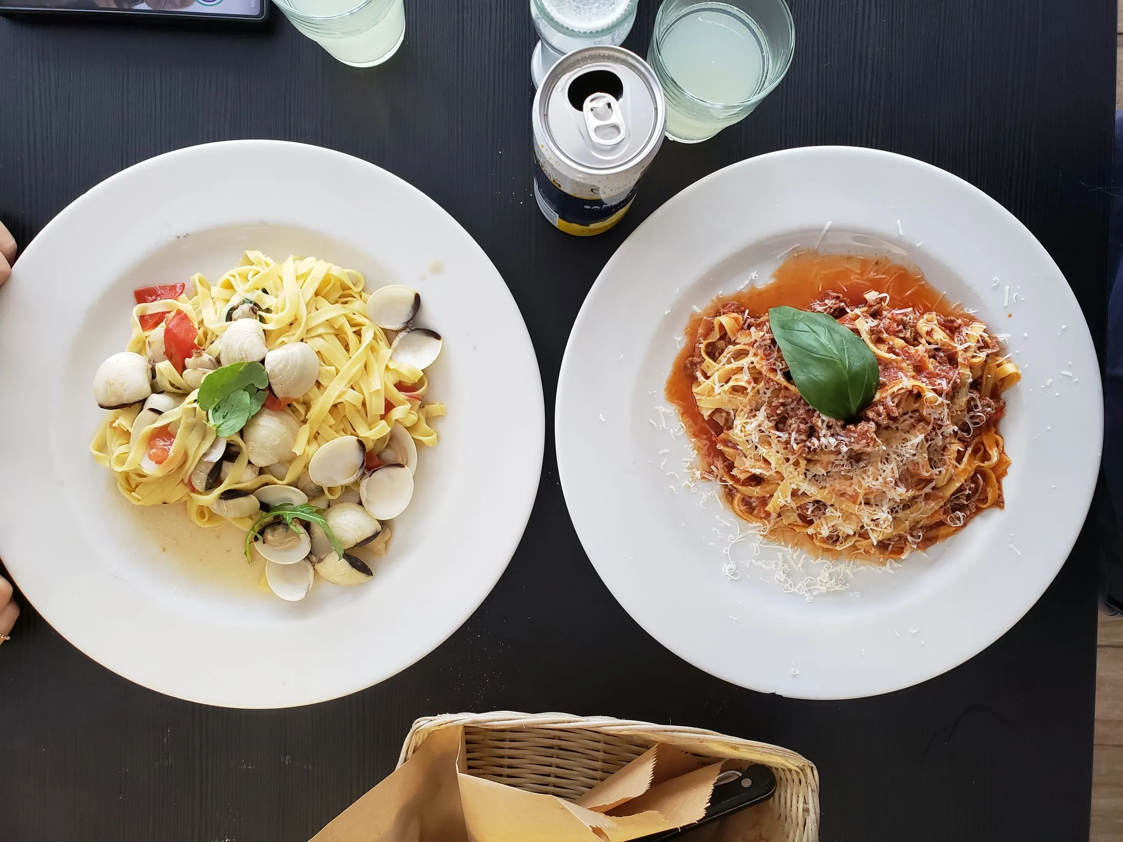Platos de pasta fresca servidos en la mesa