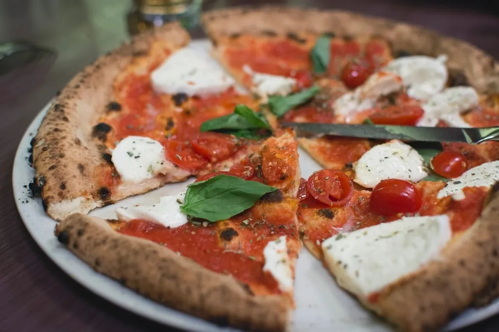 Pizza margarita napolitana recién salida del horno