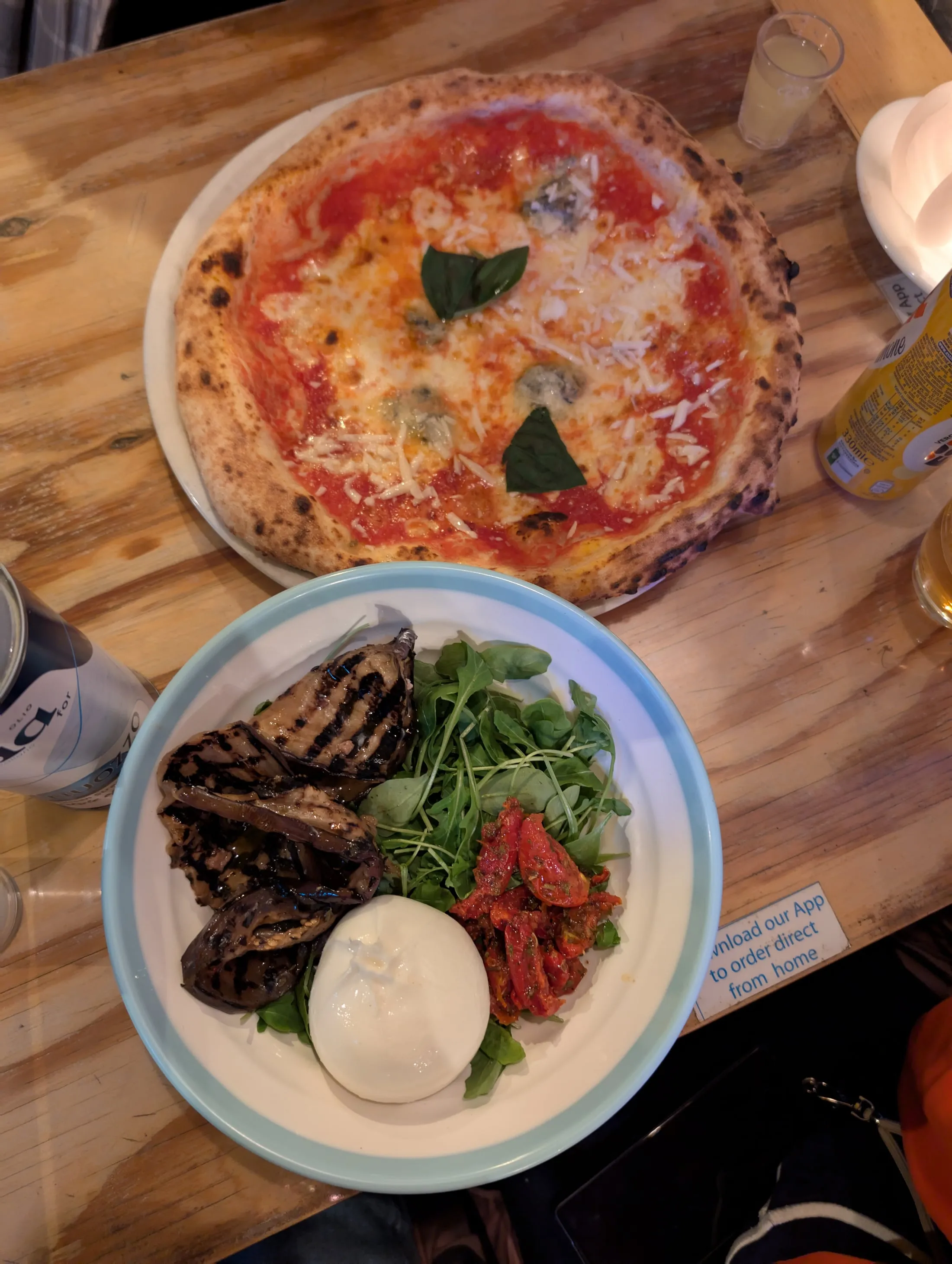 Pizza con rúcula y prosciutto